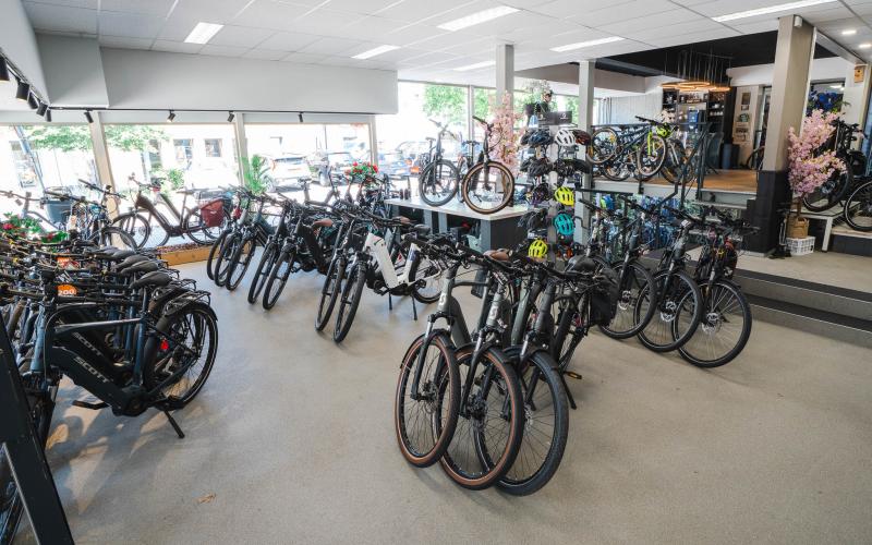 <p>Bij Sloot2Wielers ontdekt u een uitgebreide collectie kwaliteitsfietsen van gerenommeerde merken. Of u nu op zoek bent naar een comfortabele stadsfiets, een krachtige elektrische fiets, een sportief model of een veilige kinderfiets.</p>